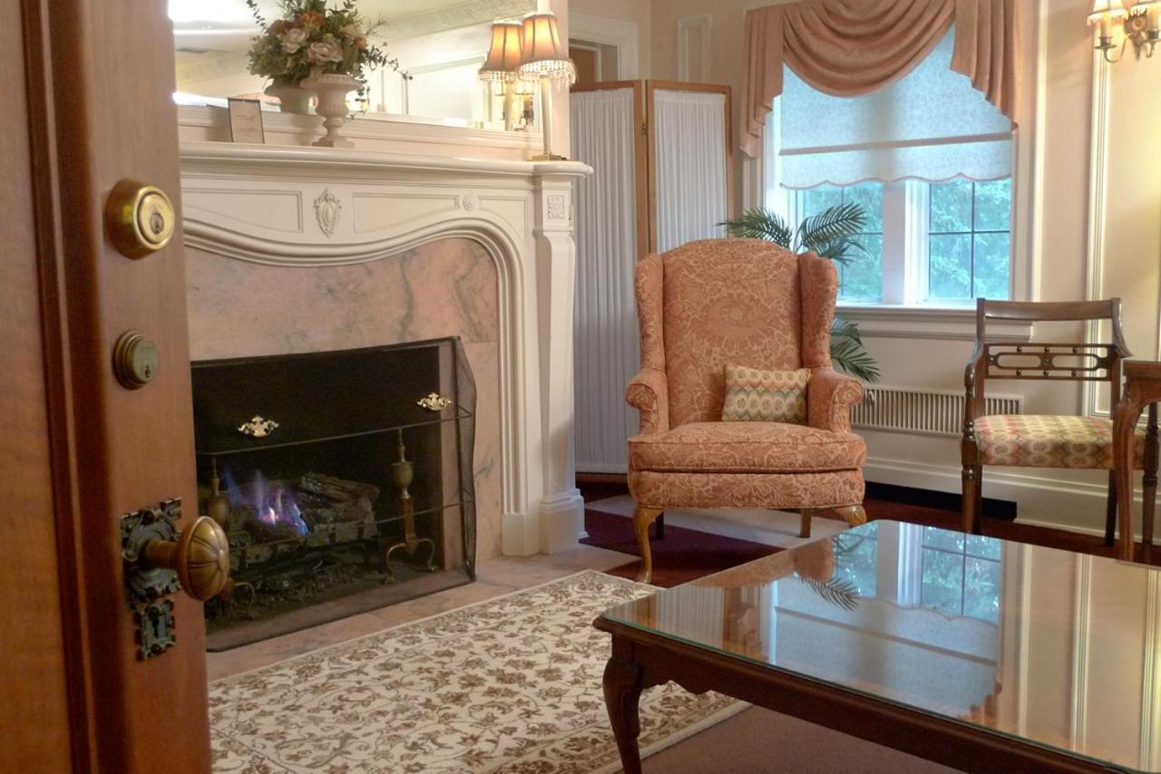 The English Inn Eaton Rapids Εξωτερικό φωτογραφία